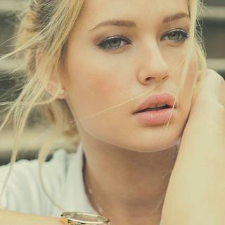 iPhone girl beautiful face wallpaper