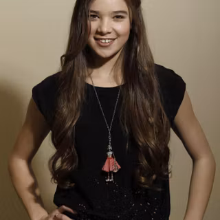 Hailee Steinfeld phone wallpaper