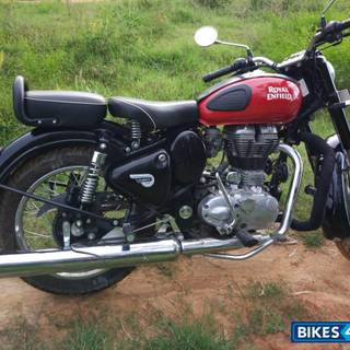 Royal Enfield Classic 350 red color photography wallpaper