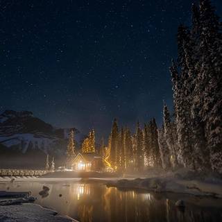 Winter Emerald lake wallpaper