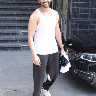 Kartik Aaryan iPhone wallpaper