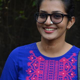 Parvathy Thiruvothu wallpaper