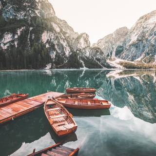 Lago di Braies Dolomites wallpaper
