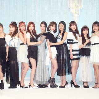 Izone Violeta wallpaper