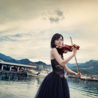 Girl playing violin wallpaper