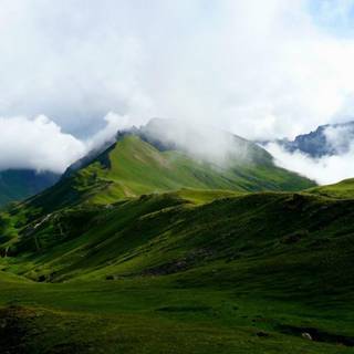 Mountains over cloud wallpaper