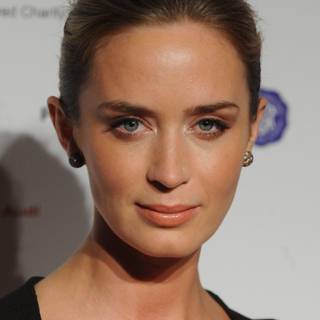 Emily Blunt HD phone wallpaper