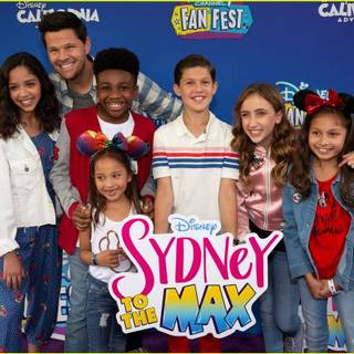 Coop and Cami Ask The World wallpaper