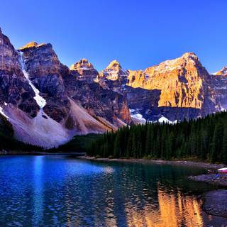 Beautiful Moraine Lake sunrise wallpaper