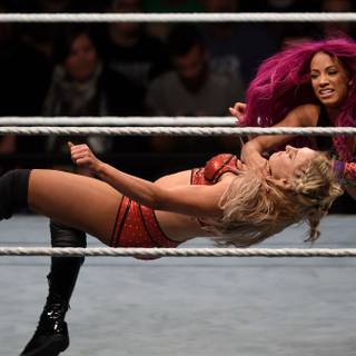 Women wrestling wallpaper