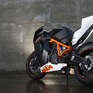 R15 HD desktop wallpaper