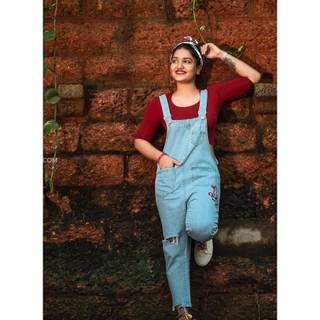 Saniya Iyappan wallpaper