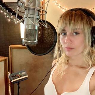 Addison Rae computer wallpaper