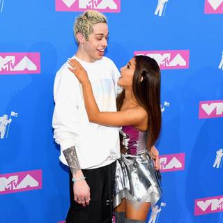 Ariana Grande Pete Davidson wallpaper
