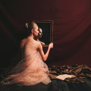 Women mirror wallpaper