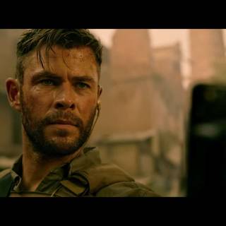 Chris Hemsworth Extraction wallpaper