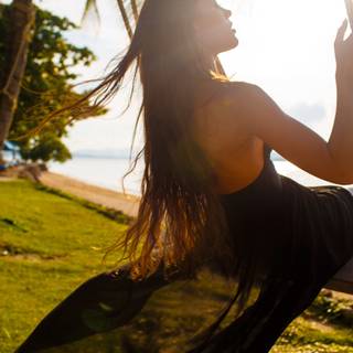 Swing women wallpaper