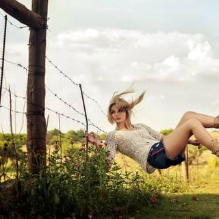 Swing women wallpaper