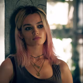 Emma Mackey desktop wallpaper