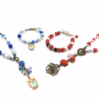 Mother and daughter necklace wallpaper