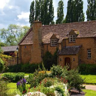 Cottage summer wallpaper