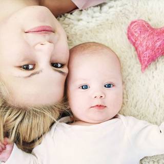 Mom with little daughter 4k wallpaper