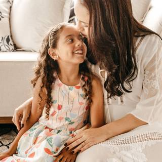 Mom with little daughter 4k wallpaper