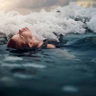 Women ocean wallpaper