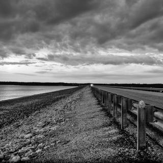 Black and white Ultra HD wallpaper