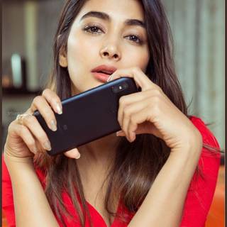 Pooja Hegde phone Full HD wallpaper
