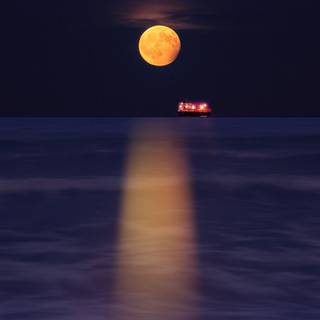 Moonlight reflection HD wallpaper