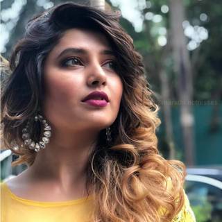 Prajakta Mali face close up wallpaper