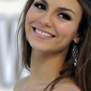 Victoria Justice iPhone HD wallpaper