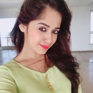 TikTok famous girl pics HD wallpaper