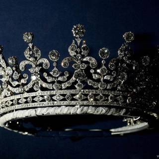 Queen crown wallpaper