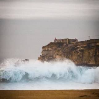 Big ocean waves crashing wallpaper