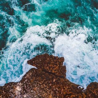 Big ocean waves crashing wallpaper