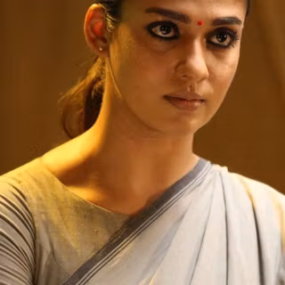 Actress in saree wallpaper