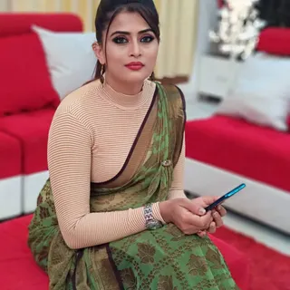 Actress in saree wallpaper