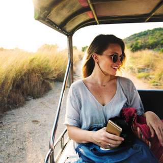 Women in sunglasses wallpaper