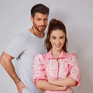 Özge Gürel wallpaper