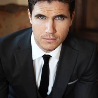 Robbie Amell wallpaper