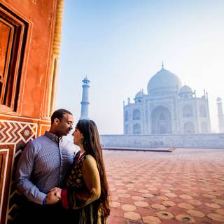Couple in front of Taj Mahal wallpaper