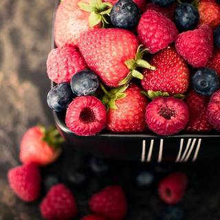 Blueberries and strawberries wallpaper