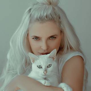 Women with cat wallpaper