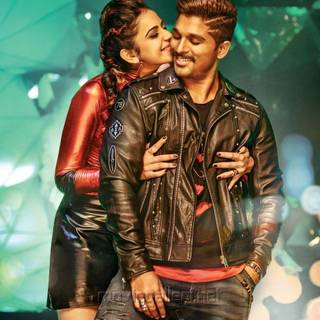 Sarrainodu romantic wallpaper