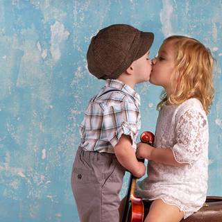 Boy kissing girl wallpaper