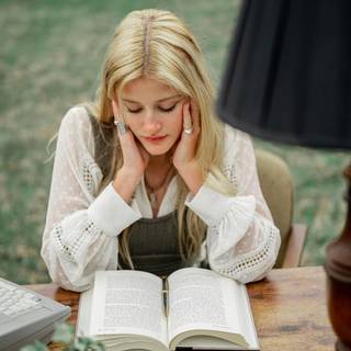 Women reading book wallpaper