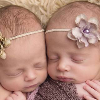 Twin babies wallpaper