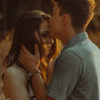 Boyfriend and girlfriend kiss wallpaper